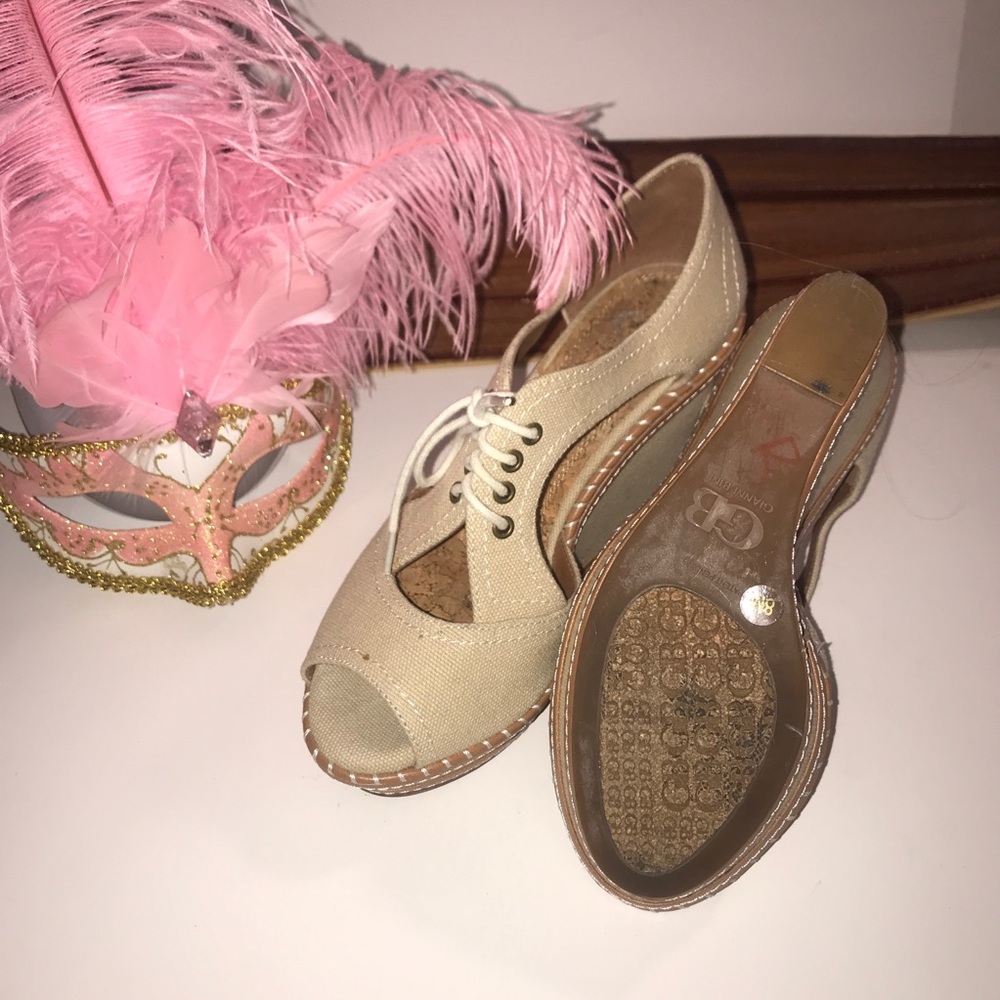 ❌SOLD❌🎗🏵HOST PICK🏵🎗BCBG Peep Wedges - Picture 4 of 4